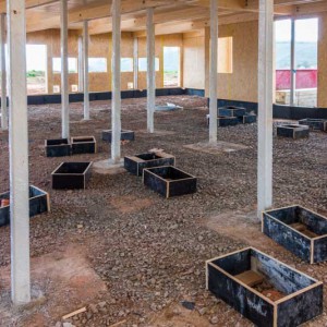 Die Außenwände des Westflügels sind vorerst fertig / © 2014 Arche KaNaum (NH)