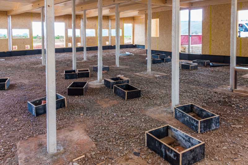 Die Außenwände des Westflügels sind vorerst fertig / © 2014 Arche KaNaum (NH)