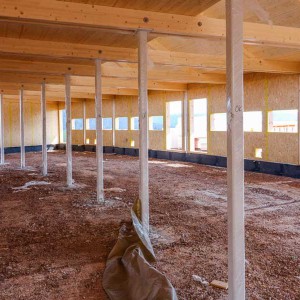 Die Außenwände des Ostflügels sind fertig aufgebaut / © 2014 Arche KaNaum (NH)