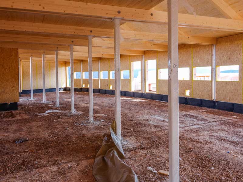 Die Außenwände des Ostflügels sind fertig aufgebaut / © 2014 Arche KaNaum (NH)