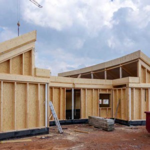 Blick auf die Außenwände des Westflügels / © 2014 Arche KaNaum (NH)