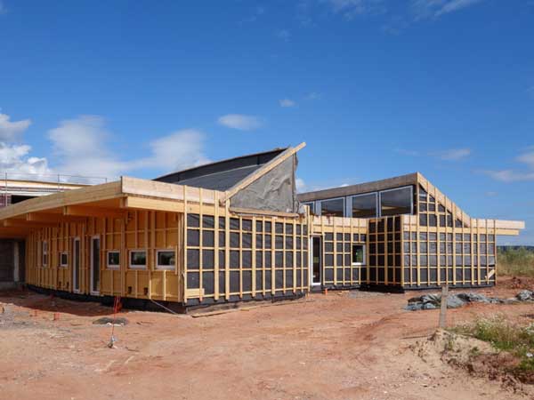 Die Unterkonstruktion für die Außenverkleidung der Tierraum-Flügel ist fertig montiert / © 2014 Arche KaNaum (NH)