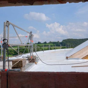 Die Arbeiten an den Dächern der Tierraum-Flügel gehen weiter ... / © 2014 Arche KaNaum (NH)