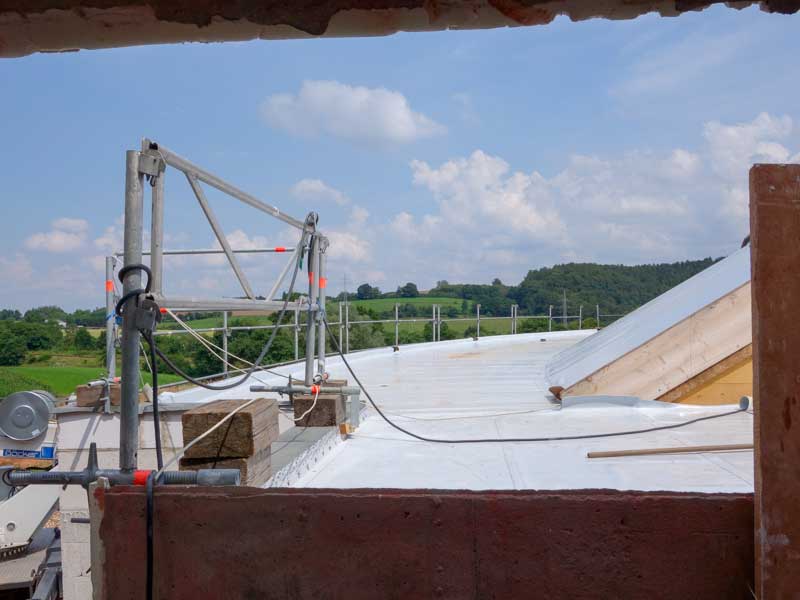 Die Arbeiten an den Dächern der Tierraum-Flügel gehen weiter ... / © 2014 Arche KaNaum (NH)