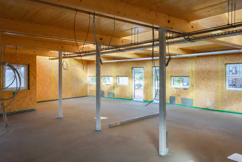 Der Fußboden hat seine vorerst letzte Schicht bekommen und auch die Elektro-Installationen kommen gut voran / © 2014 Arche KaNaum (NH)