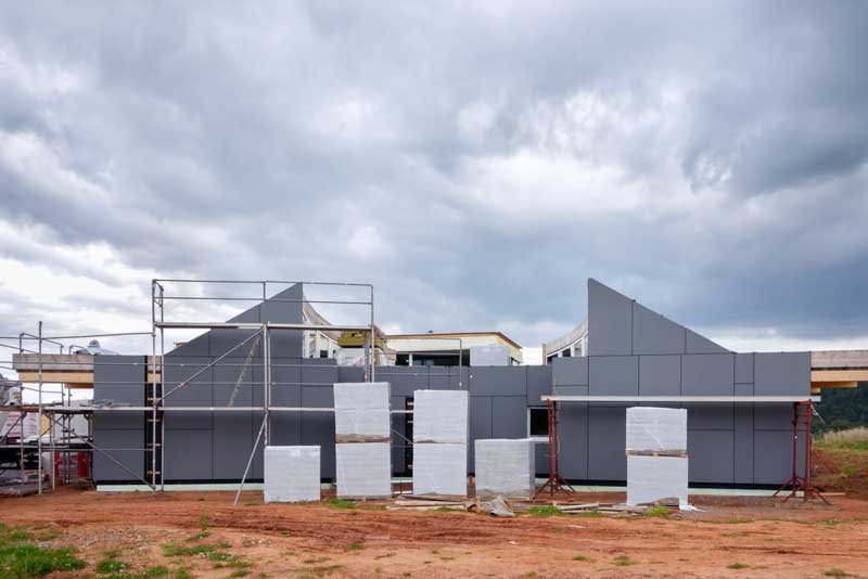 Die Arbeiten an der Außenverkleidung der Tierräume haben begonnen / © 2014 Arche KaNaum (NH)