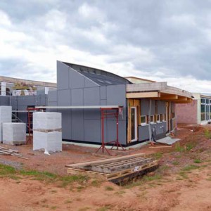 Die Arbeiten an der Außenverkleidung der Tierräume haben begonnen Die Arbeiten an der Außenverkleidung der Tierräume haben begonnen / © 2014 Arche KaNaum (NH)