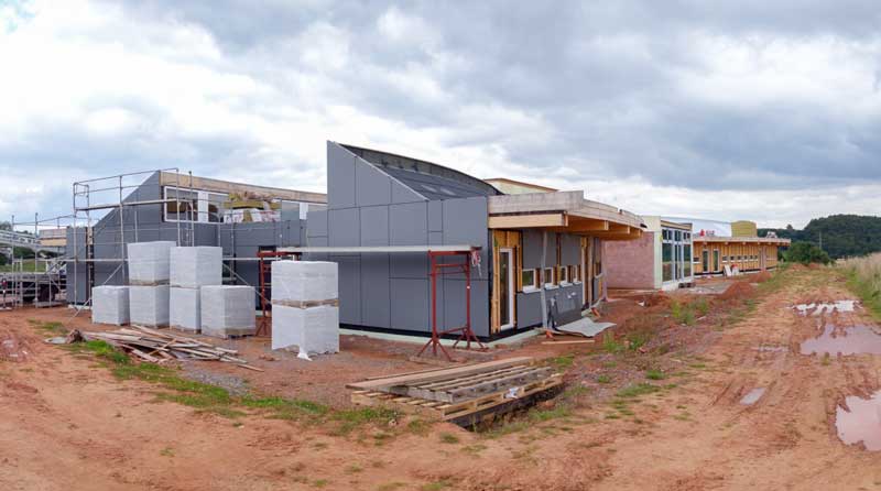 Die Arbeiten an der Außenverkleidung der Tierräume haben begonnen / © 2014 Arche KaNaum (NH)