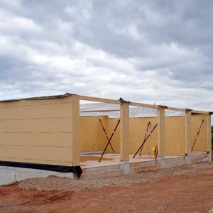 Die Außenwände unseres Wirtschaftsgebäudes sind fertig Die Außenwände unseres Wirtschaftsgebäudes sind fertig / © 2014 Arche KaNaum (NH)