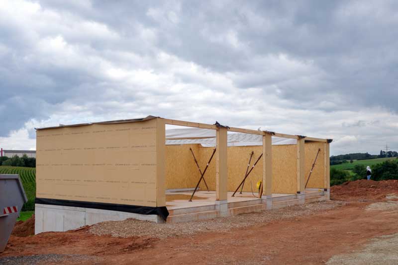 Die Außenwände unseres Wirtschaftsgebäudes sind fertig / © 2014 Arche KaNaum (NH)