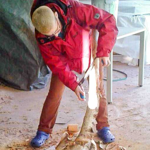Ehrenamtliche Helferin beim Kratzbaum-Bau / © 2015 Arche KaNaum (DN) Ehrenamtliche Helferin beim Kratzbaum-Bau / © 2015 Arche KaNaum (DN)