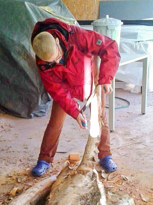 Ehrenamtliche Helferin beim Kratzbaum-Bau / © 2015 Arche KaNaum (DN)