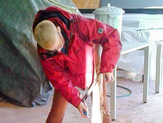 Ehrenamtliche Helferin beim Kratzbaum-Bau / © 2015 Arche KaNaum (DN)