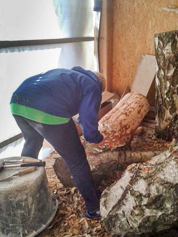 Ehrenamtliche Helferin beim Kratzbaum-Bau / © 2015 Arche KaNaum (DN)