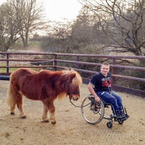 Dominik und Patenpony Filou beim Training  / © 2015 Arche KaNaum (DN) Dominik und Patenpony Filou beim Training / © 2015 Arche KaNaum (DN)
