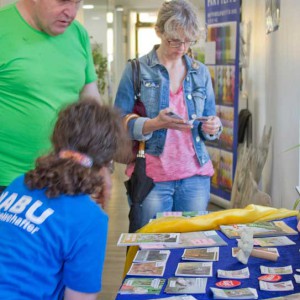 Der NABU-Wolfs-Stand bei unserer Tierhaus-Eröffnung 25.07.’15 / © 2015 Arche KaNaum (RH) Der NABU-Wolfs-Stand bei unserer Tierhaus-Eröffnung 25.07.'15 / © 2015 Arche KaNaum (RH)