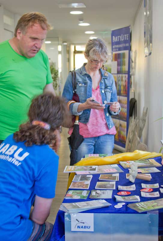 Der NABU-Wolfs-Stand bei unserer Tierhaus-Eröffnung 25.07.'15 / © 2015 Arche KaNaum (RH)