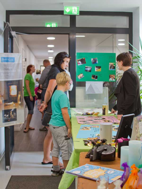 Der Cat-Trias-Stand bei unserer Tierhaus-Eröffnung 25.07.'15 / © 2015 Arche KaNaum (RH)