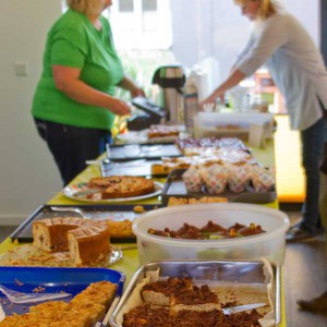 Das Kuchenbuffet bei unserer Tierhaus-Eröffnung 25.07.’15 / © 2015 Arche KaNaum (RH) Das Kuchenbuffet bei unserer Tierhaus-Eröffnung 25.07.'15 / © 2015 Arche KaNaum (RH)