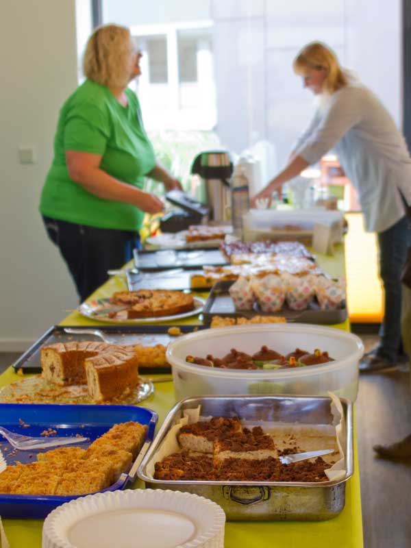 Das Kuchenbuffet bei unserer Tierhaus-Eröffnung 25.07.'15 / © 2015 Arche KaNaum (RH)