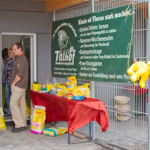 Der Josera-Futtermittel-Stand bei unserer Tierhaus-Eröffnung 25.07.’15 / © 2015 Arche KaNaum (RH) Der Josera-Futtermittel-Stand bei unserer Tierhaus-Eröffnung 25.07.'15 / © 2015 Arche KaNaum (RH)