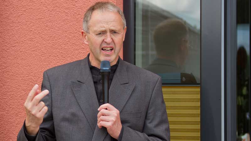 Herr Pfarrer Conze segnet unsere Arche und unsere Tiere / © 2015 Arche KaNaum (RH)