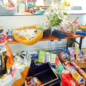 Herzlichen Dank für die vielen, tollen Geschenke und Glückwünsche zur Eröffnung unseres Tierhaus am 25.07.’15 / © 2015 Arche KaNaum (AB) Herzlichen Dank für die vielen, tollen Geschenke und Glückwünsche zur Eröffnung unseres Tierhaus am 25.07.'15 / © 2015 Arche KaNaum (AB)