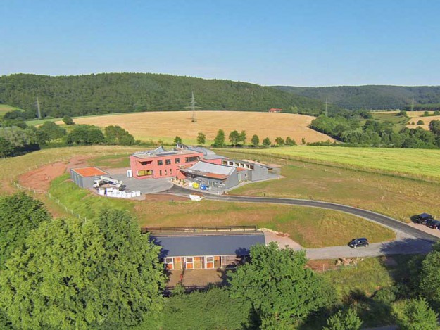 Luftaufnahme unseres Tierhaus Anfg. Juli ’15 / © 2015 Arche KaNaum (RNH) Luftaufnahme unseres Tierhaus Anfg. Juli '15 / © 2015 Arche KaNaum (RNH)