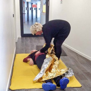 Stabile Seitenlage und Unterlegen einer Rettungsdecke / © 2016 Arche KaNaum (DN) Stabile Seitenlage und Unterlegen einer Rettungsdecke / © 2016 Arche KaNaum (DN)