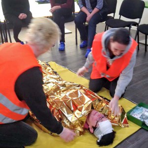 Versorgung einer verletzten Person / © 2016 Arche KaNaum (DN) Versorgung einer verletzten Person / © 2016 Arche KaNaum (DN)