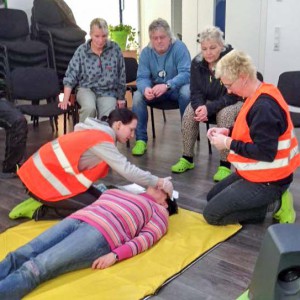 Versorgung einer Kopfverletzung / © 2016 Arche KaNaum (DN) Versorgung einer Kopfverletzung / © 2016 Arche KaNaum (DN)