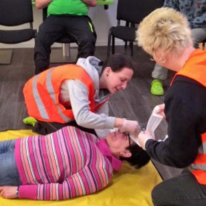 Versorgung einer Kopfverletzung / © 2016 Arche KaNaum (DN) Versorgung einer Kopfverletzung / © 2016 Arche KaNaum (DN)