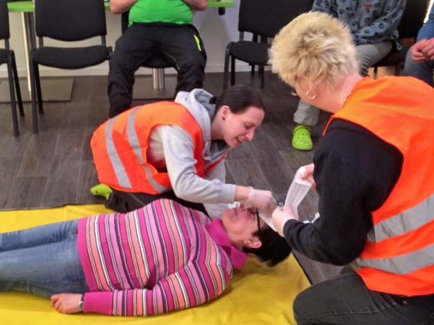 Versorgung einer Kopfverletzung / © 2016 Arche KaNaum (DN)