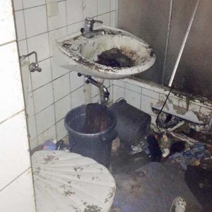 Beschlagnahmung v. 25.08.'16 - Blick ins Badezimmer ... / © 2016 Arche KaNaum (DN)