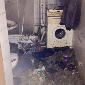 Beschlagnahmung v. 25.08.'16 - Blick ins Badezimmer ... / © 2016 Arche KaNaum (DN)