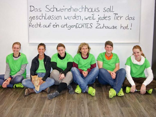 Das Team der Arche KaNaum ist für die Schließung des Schweinehochhauses!  / © 2016 Arche KaNaum Das Team der Arche KaNaum ist für die Schließung des Schweinehochhauses! / © 2016 Arche KaNaum