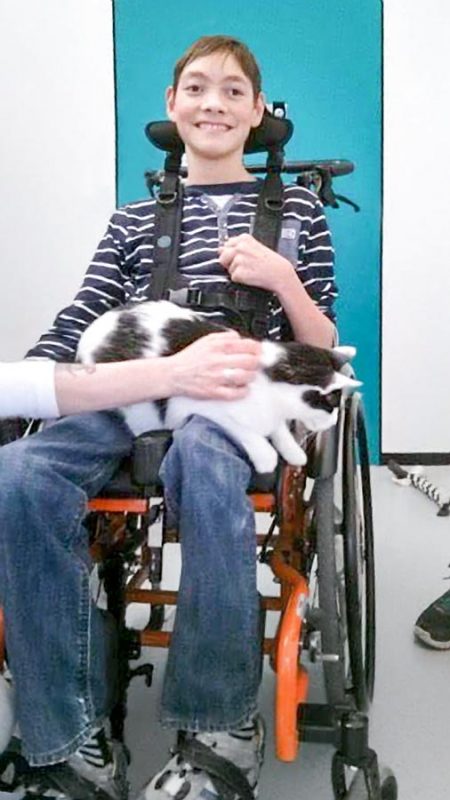 Florian mit unserer Kätzin Jasmin / © 2017 Arche KaNaum (DN)