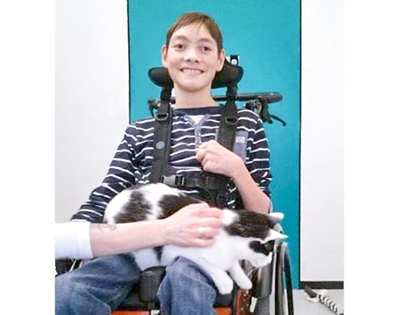 Florian mit unserer Kätzin Jasmin / © 2017 Arche KaNaum (DN)