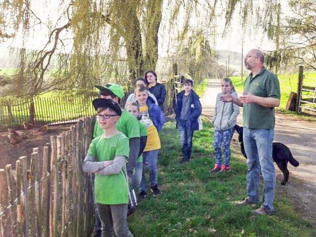 Unsere Tierschutz-Jugend während der Führung auf Gut Kappel / © 2017 Arche KaNaum